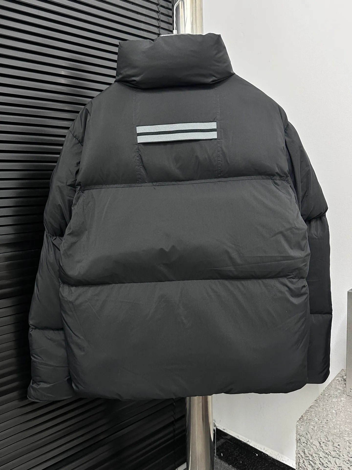 P840 【Canada gooes】Large Goose Sleeve Stand Collar Down Jacket Lawrence down jacket provides basic protection for daily adventures. Delicately soft fabric, this is a water-repellent fabric that is soft to the touch yet durable. Filled with extremely fluffy white duck down. This piece has a quilted body and structured down. Padded collar and reflective double-stripe grip tape. Extended hem and tucked-in inner rib-knit cuffs. Size: XS-2XL